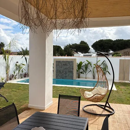 Chalet Con Piscina Privada Y Cerca Del Mar Chiclana La Barrosa Ferienhaus