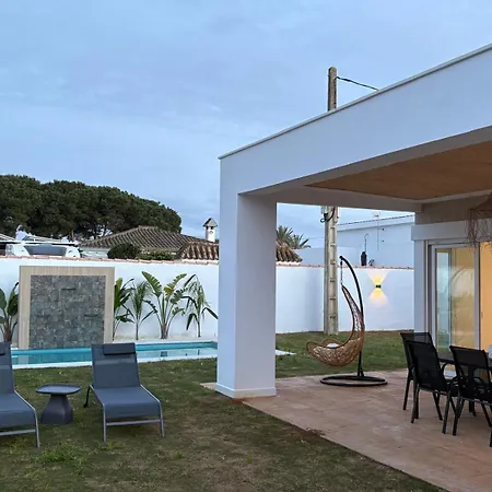 Chalet Con Piscina Privada Y Cerca Del Mar Chiclana La Barrosa Ferienhaus